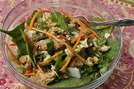 Salata asiatica de pui cu varza alba si coriandru