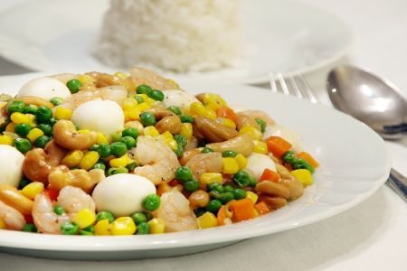 Salata cu oua de prepelita, morcov ras si varza alba
