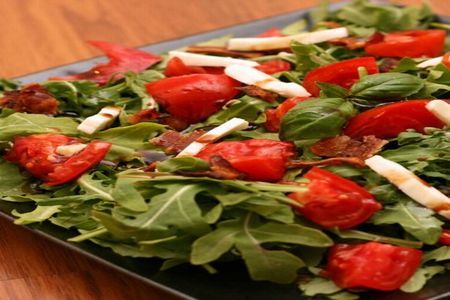 Salata cu rucola, pui si mozzarella