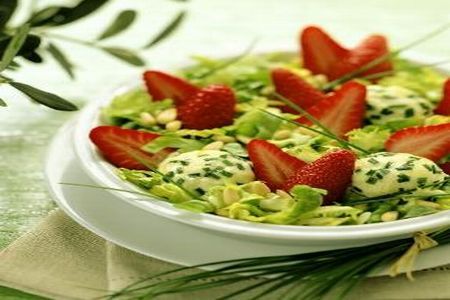 Salata de capsune cu branza feta si migdale prajite