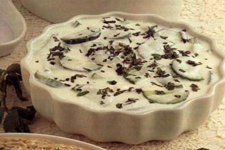 Mancare libaneza. Salata de castraveti cu iaurt si frunzulite de menta