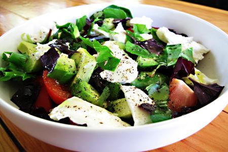 Salata de primavara cu verdeturi si mozzarella