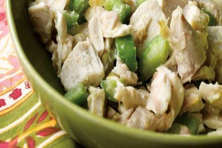 Salate gustoase. Salata de pui cu maioneza si muraturi