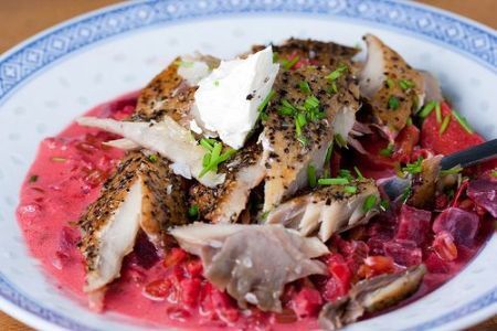 Salata de scrumbie cu sfecla rosie
