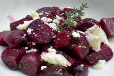 Salate gustoase. Salata de sfecla rosie cu branza de capra
