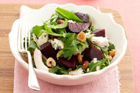 Salate gustoase. Salata de sfecla rosie cu cartofi si ton