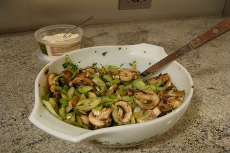 Salata de telina cu ciuperci si seminte de floarea-soarelui