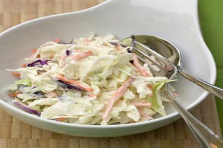Salate pentru sezonul cald. Salata de varza alba cu morcov si smantana