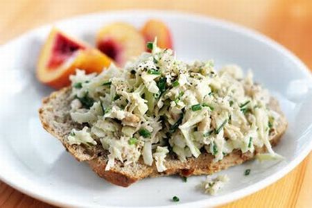Salata de varza alba cu ton si mazare