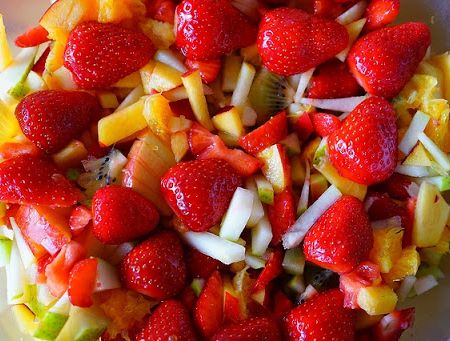 Salata de fructe cu menta proaspata si coniac