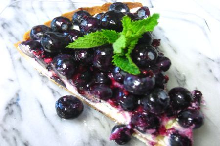 Tarta dulce-acrisoara cu crema de branza si afine