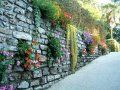 gard de piatra decorat cu flori
